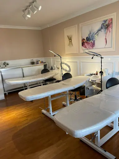 Özge Özel Bahçeşehir Güzelik Salonu – Tırnak / Nail Studio, İstanbul