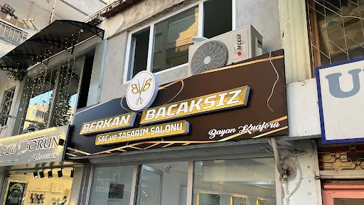 BERKAN BACAKSIZ SAÇ ve TASARIM SALONU 3