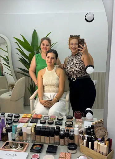 Özge Özüner Hair & Makeup Studio 2