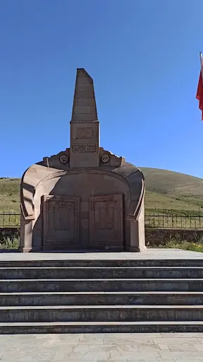 Otlukbeli Savaşı Şehitleri Anıtı 3