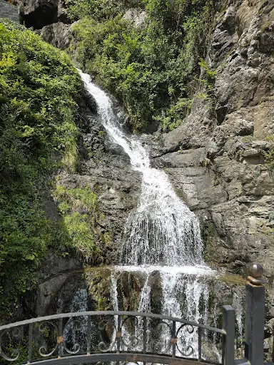 Çamlıhemşin şelalesi