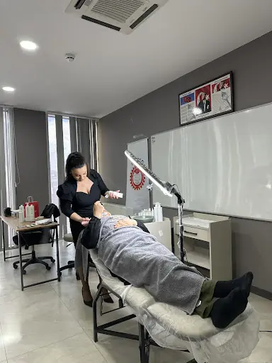 Murat Dinletir Akademi Güzellik Uzmanlığı ve Estetisyenlik Kursu 2