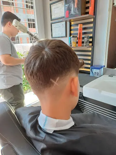 Saloon Sessiz erkek kuaförü 4