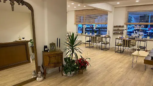 Nesrin Güzellik Salonu - Merkezi (Kaş kontür, manikür, pedikür, dudak renklendirme, kalıcı oje, eyeliner)