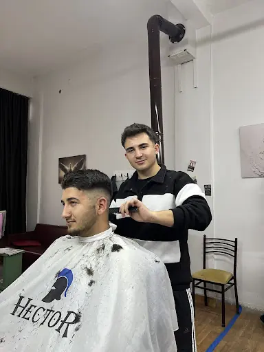 Esentürk Erkek Kuaför Salonu 3
