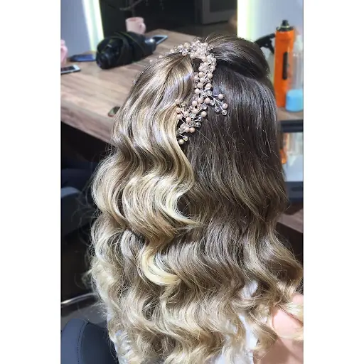 Saloon Bahar