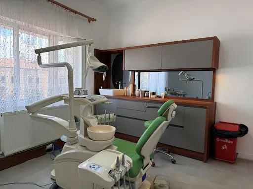 Diş Hekimi Beyzanur Baydemir Diş Kliniği 2