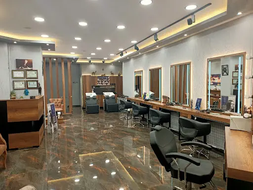 Saloon Özer Özel