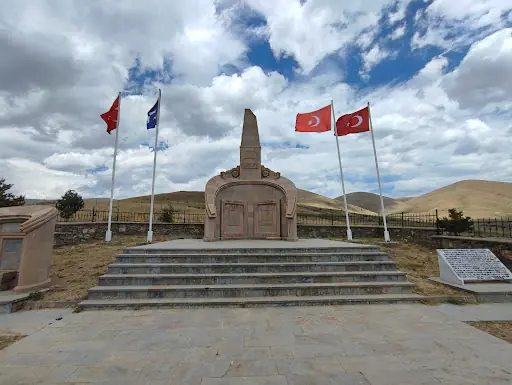 Otlukbeli Savaşı Şehitleri Anıtı 2