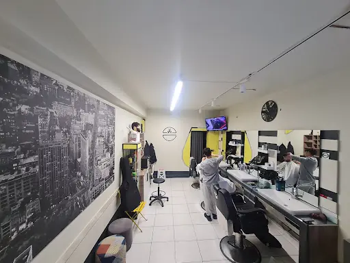 Kırık Ayna Erkek Kuaförü