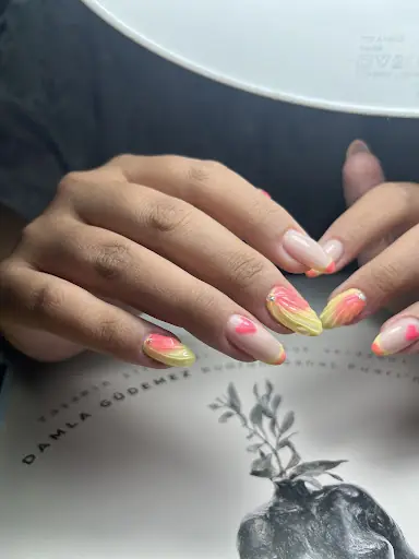 ESRA UYAR GÜZELLİK SALONU – Tırnak / Nail Studio, İstanbul