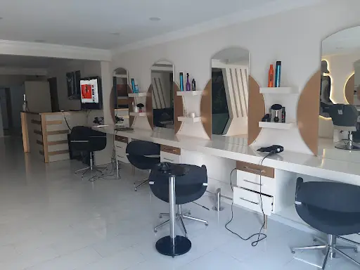 AYIŞIĞI KUAFÖR/ YAKAMOZ KUAFÖR