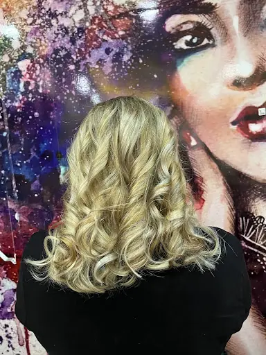SALOON ÖZNUR GÜZELLİK VE BAYAN KUAFÖRÜ