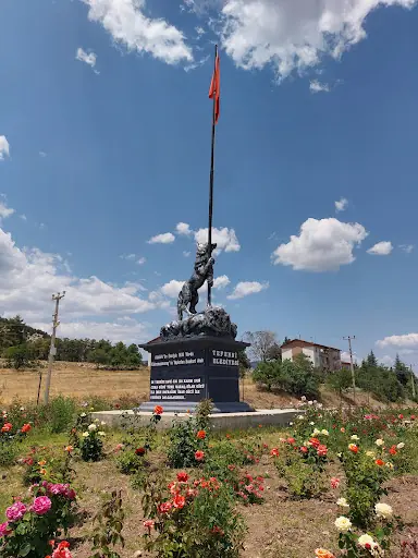 Bayrak Tutan Bozkurt Heykeli 2