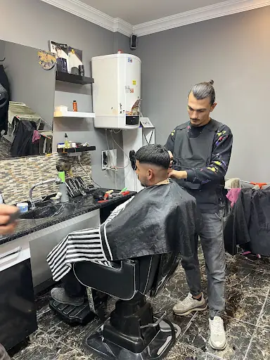 Saloon ezel