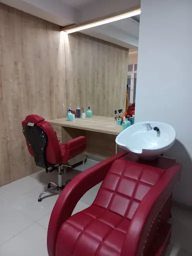 KUAFÖR UĞUR BAY & BAYAN VİP SALONU 4