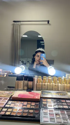 Glow House Hair & Make Up Studio 4