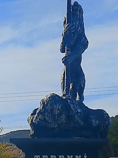 Bayrak Tutan Bozkurt Heykeli