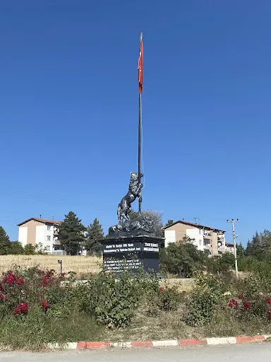 Bayrak Tutan Bozkurt Heykeli 4