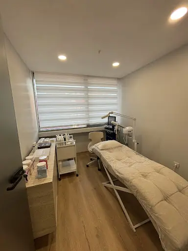Gizem Karakeçili Beauty – Tırnak / Nail Studio, İstanbul