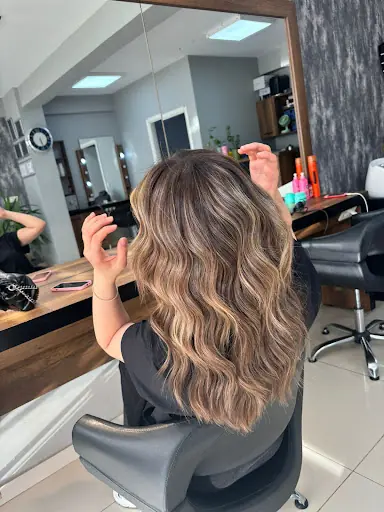 Seray Gülseren hairmakeup Studio