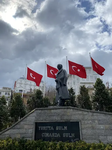Atatürk Meydanı