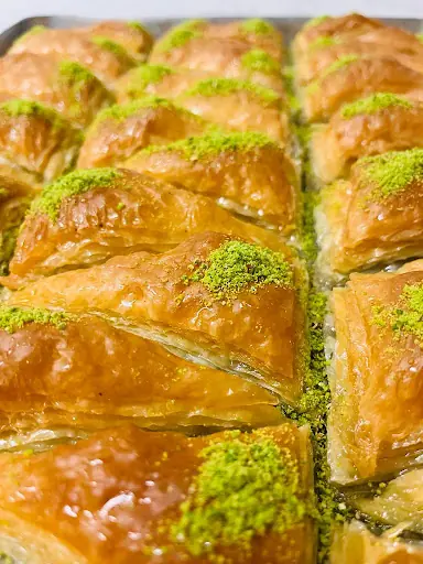 Çiğköfteci Aşık Abuzer Usta ve Ulaşlıoğlu Baklavaları