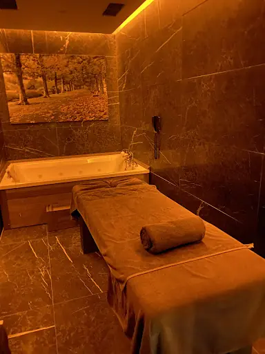 Adesso Spa 4