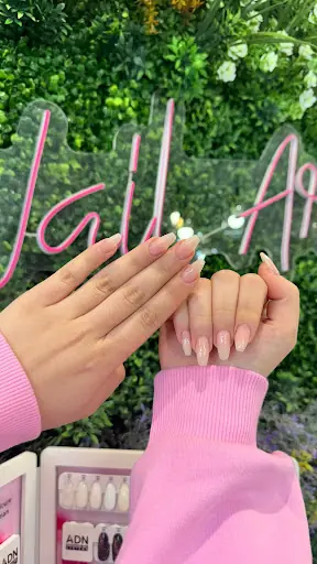 Nois Nail Art - Protez Tırnak - Lazer Epilasyon - Cilt Bakımı - Kalıcı Oje - Microblading – Tırnak / Nail Studio, İstanbul (2. fotoğraf)