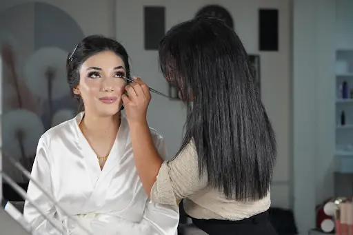 BERFİN YILMAZ HAİR MAKE-UP STUDİO 4