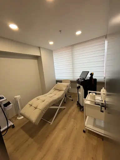 Gizem Karakeçili Beauty – Tırnak / Nail Studio, İstanbul (3. fotoğraf)