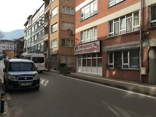 Modern Bayan Kuaförü