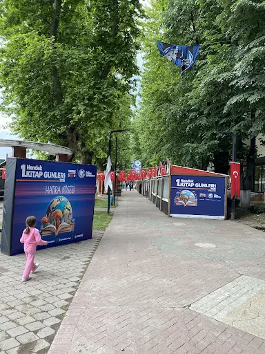 HENDEK ATATÜRK BÜSTÜ MEYDANI